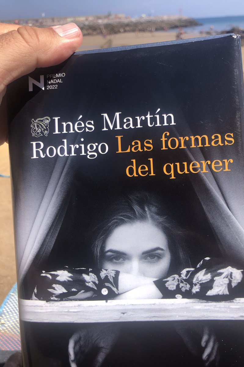 Davidalonso2010's tweet photo. Ha sido de los libros del año #LasFormasDelQuerer Devoré estas historias entrelazadas en el tiempo, sus personajes que van creciendo según te adentras en sus orígenes. Genial @imartinrodrigo https://t.co/FAHERFCyBf
