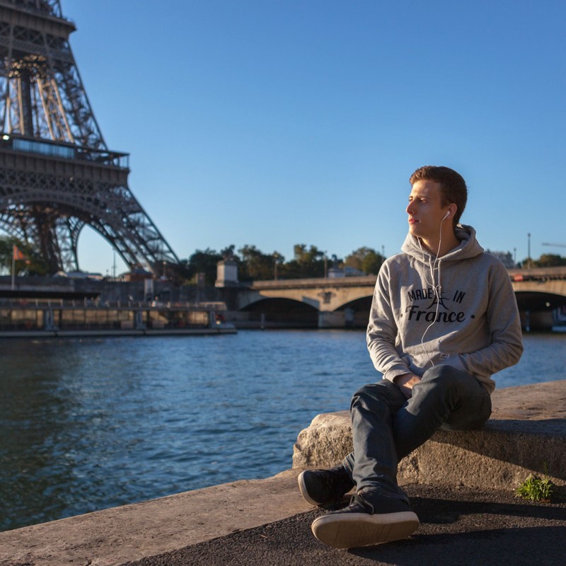 💯% fabriqué et cousu en France  bit.ly/3iToSvm 
Le modèle du sweat à capuche Made in France est un vêtement de très grande qualité où le savoir-faire et la maîtrise technique à la française ont, une fois de plus, démontré leurs forces. 
#lesjourstricolores #madeinFrance