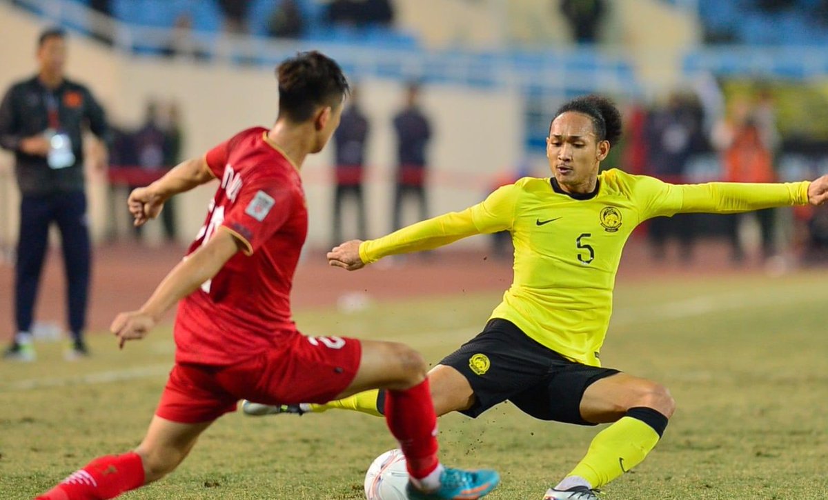 SystemFoot's tweet photo. [#AFFMitsubishiElectricCup2022🌏] Le #Vietnam 🇻🇳 dispose de la #Malaisie 🇲🇾 3-0 !

⚽️ T.#Nguyen 28’
🟥 V.#Nguyen 32’
⚽️ #Que (pen) 64’
⚽️ H.#Nguyen 83’

🟥 #Azmi 62’

#VIEMAS https://t.co/xGn13FNuTD
