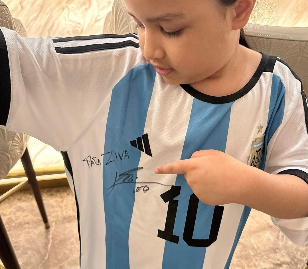 TrendsDhoni's tweet photo. Football GOAT Leo Messi gifts ZIVA his autographed jersey 🇦🇷

#WhistlePodu @MSDhoni https://t.co/5oO0WkzEeM