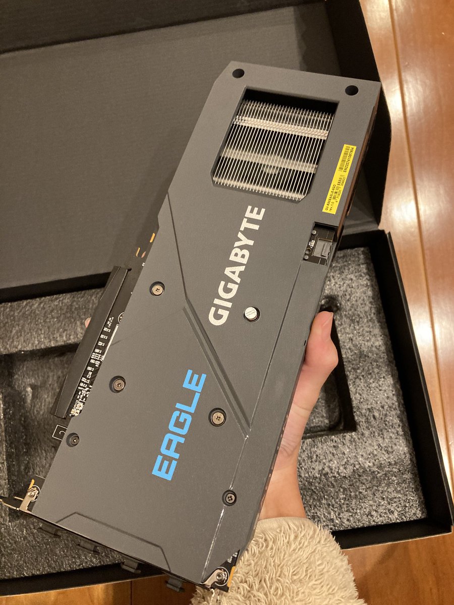 Abres un 🎁 en Navidad y te encuentras con una RTX 4080 EAGLE 🎄¿Quién quiere ser esa persona? 😏👇