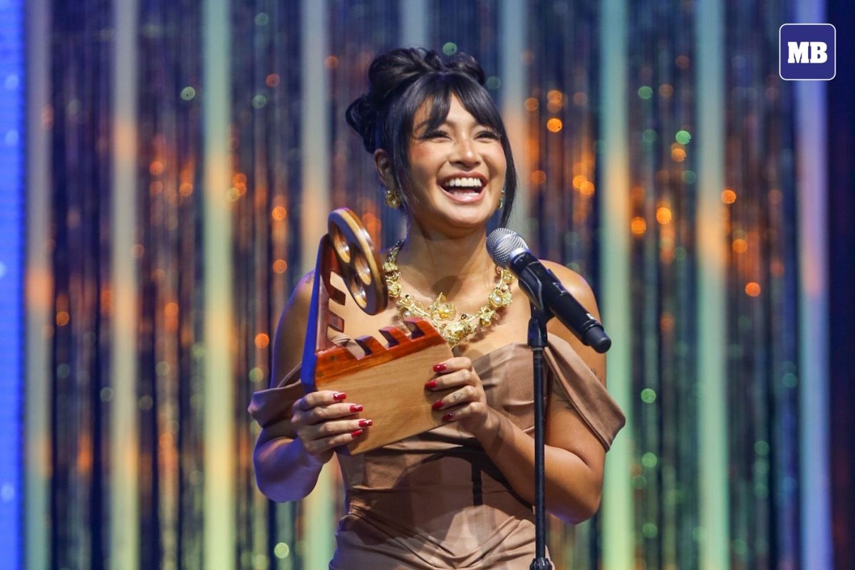 manilabulletin's tweet photo. CONGRATULATIONS, NADINE! 

Nadine Lustre hailed as the Best Actress for 'Deleter' at the 2022 Metro Manila Film Festival Gabi ng Parangal held on Tuesday, Dec. 27, 2022 at the New Frontier Theater. (📸Noel Pabalate)

READ: https://t.co/cMKtxOyORg https://t.co/WOfMqb8qSJ