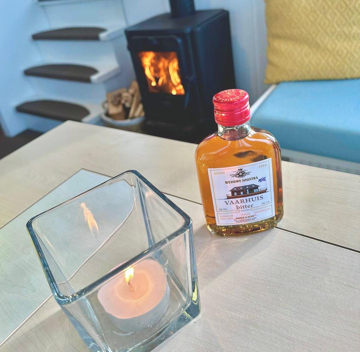 VaarHuis's tweet photo. 27.12.22 𝑾𝒐𝒍𝒌𝒐𝒎 𝒐𝒂𝒏 𝒃𝒐𝒂𝒓𝒅 🌟 
Houtkachel aan, @WeduweJoustra VaarHuis-Beerenburg op tafel;

VaarHuis de ‘Rotterdam’ ligt, in het Friese dorp Terherne, klaar voor ontvangst van onze gasten in de laatste week van 2022!

🤳🏼 Ook boeken? Zie https://t.co/Vi9E42jW9q https://t.co/2KjS5YhCQ5