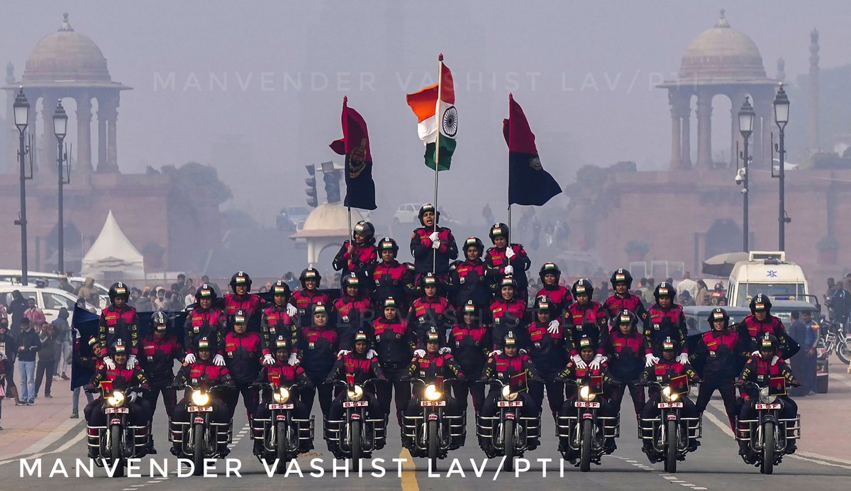 ManvenderVLav's tweet photo. BSF's Seema Bhavani team made a record today on the 
#Kartavya path. 39 women soldiers on 9 bikes made a pyramid and registered their names in the #LimcaBook of Records.

Photo 📸 by @ManvenderVLav /@PTI_News https://t.co/5ofS8U9YLN