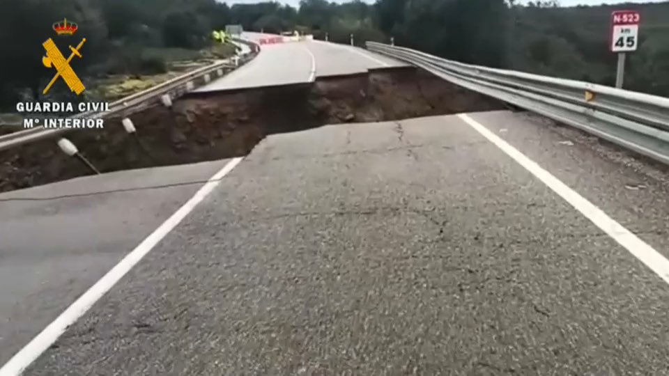 LordIgor's tweet photo. Hace 15 días que el suelo se hundía entre La Roca de la Sierra y Puebla de Obando y con él la N-523 que une Badajoz con Cáceres y un montón de localidades con ambas capitales.

No hay soluciones, no hay proyectos, no hay plazos pero lo que de verdad no hay es vergüenza. https://t.co/akoSrp5yqL