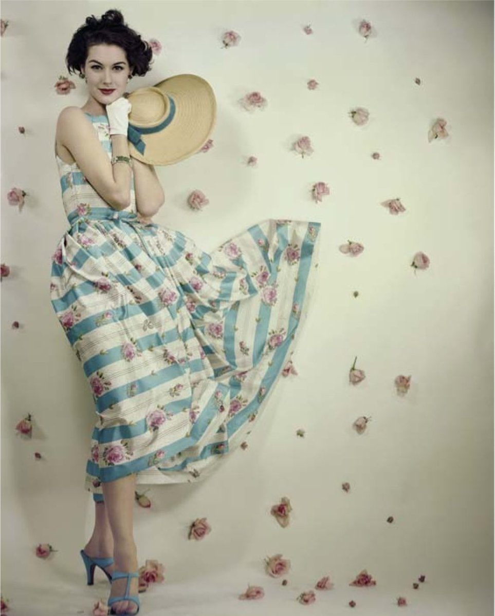 𝖵𝗈𝗀𝗎𝖾, 𝖭𝖾𝗐 𝖸𝗈𝗋𝗄, 𝟣𝟫𝟧𝟥. 
𝖯𝗁𝗈𝗍𝗈 𝖻𝗒 ©︎ 𝖤𝗋𝗐𝗂𝗇 𝖡𝗅𝗎𝗆𝖾𝗇𝖿𝖾𝗅𝖽