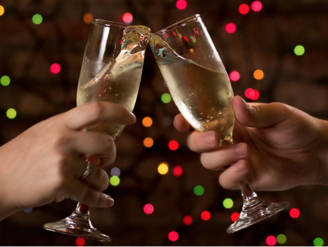ralphhaiek's tweet photo. En un contexto complejo para la Industria Audiovisual, de gran competitividad, exclusión de talentos y merma de muchas producciones.Deseo que en estas fiestas podamos brindar por la mejora de nuestro sector y que el cierre de este año nos encuentre más unidos y fuertes que nunca! https://t.co/2RuF60ELtU