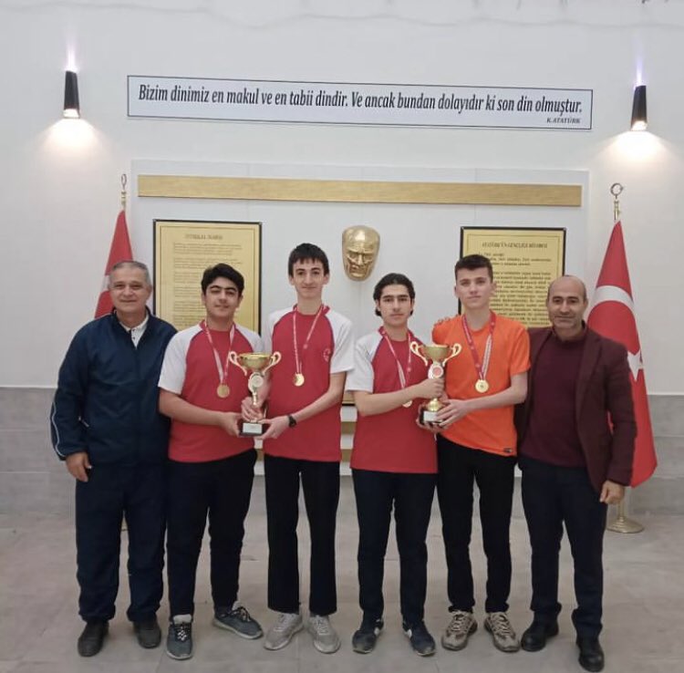 Okulumuza iki yıldır üst üste masa tenisinde şampiyonluk kazandıran öğrencilerimizi ve Beden Eğitimi öğretmenimiz A. Refik Ersefer hocamızı tebrik ederiz. <a href="/SeyitAliBuyuk/">Seyit Ali Büyük</a> <a href="/hataymem/">Hatay İl Millî Eğitim Müdürlüğü</a> <a href="/ANTAKYAMEM/">ANTAKYA İLÇE MİLLİ EĞİTİM MÜDÜRLÜĞÜ</a> <a href="/meb_dinogretimi/">MEB Din Öğretimi Genel Müdürlüğü</a>