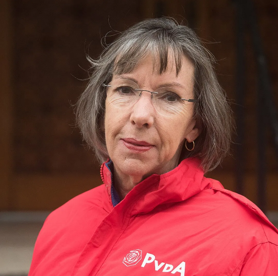 Dit gezaghebbende account heeft na ampel beraad de politicus van het jaar van de <a href="/gemeentezeist/">Gemeente Zeist</a> gekozen:  Wilma Breddels van <a href="/PvdAZeist/">PvdA Zeist</a> 👏 No nonsense, scherp in het debat, sociale inborst en helder taalgebruik. Wilma wint een gesigneerde fluitketel van @HoneyApril65