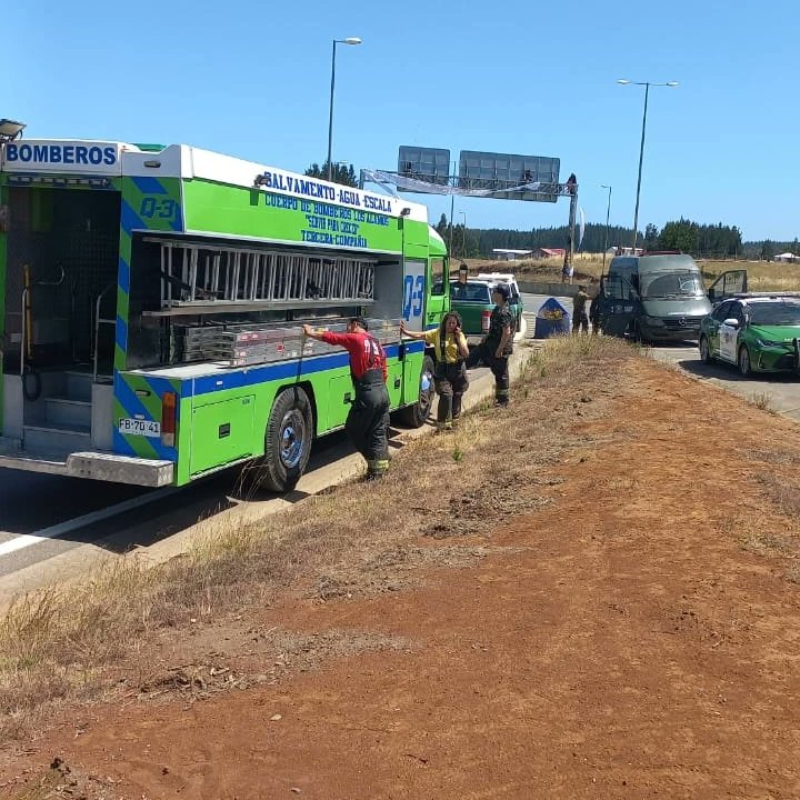 TerceraCerroAlt's tweet photo. A ésta hora nuestra Unidad Emblema Q-3, se encuentra en la Ruta-160, Sector Villa Los Ríos, por personas protestando sobre señal de mensajería caminera.

TERCERA COMPAÑÍA ZAPADORES DE CERRO ALTO
"SERVIR PARA CRECER" https://t.co/6hoDUoTydT