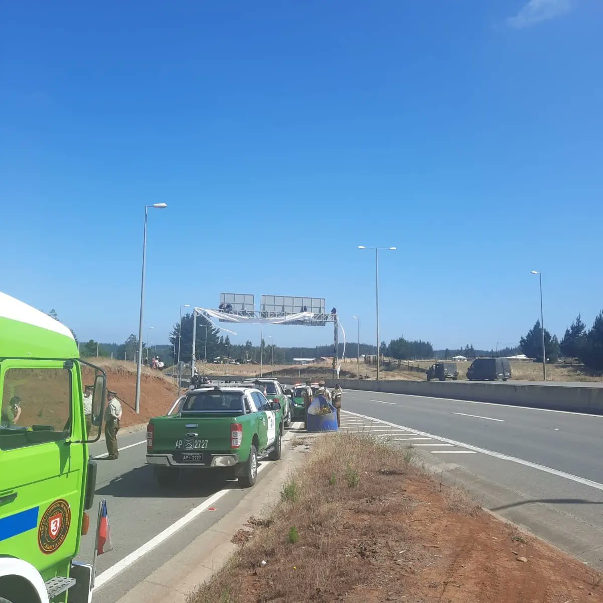 TerceraCerroAlt's tweet photo. A ésta hora nuestra Unidad Emblema Q-3, se encuentra en la Ruta-160, Sector Villa Los Ríos, por personas protestando sobre señal de mensajería caminera.

TERCERA COMPAÑÍA ZAPADORES DE CERRO ALTO
"SERVIR PARA CRECER" https://t.co/6hoDUoTydT
