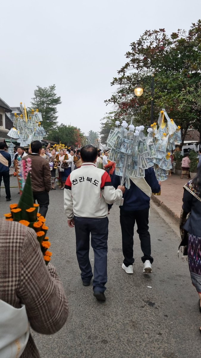 라오스 루앙프라방에서 발견한 전라북도 아저씨~~