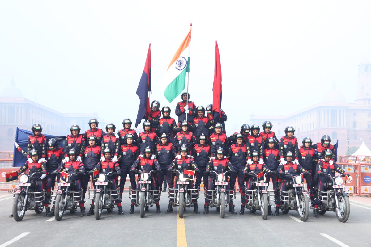 BSF_India's tweet photo. 39 members of @SeemaBhawaniBSF sets #LimcaWorldRecord for ‘MOVING PYRAMID ON 09 MOTORCYCLE ROYAL ENFIELD 350 CC (GROUP EVENT)’ by riding without break for 02 min 10 sec covering 1.3 Km on Kartavya Path today.
#LimcaBookofRecords https://t.co/DcMW6qD7sf