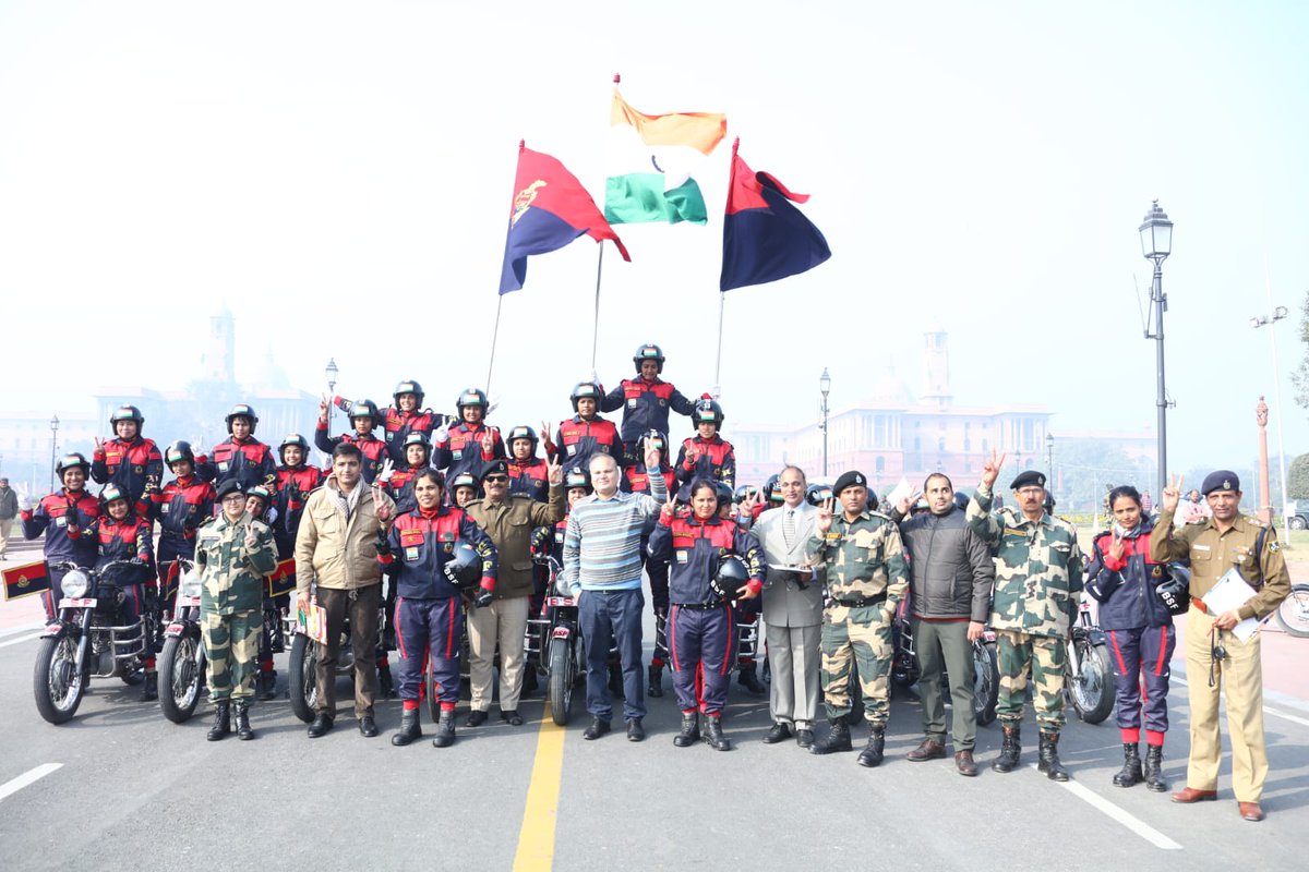 BSF_India's tweet photo. 39 members of @SeemaBhawaniBSF sets #LimcaWorldRecord for ‘MOVING PYRAMID ON 09 MOTORCYCLE ROYAL ENFIELD 350 CC (GROUP EVENT)’ by riding without break for 02 min 10 sec covering 1.3 Km on Kartavya Path today.
#LimcaBookofRecords https://t.co/DcMW6qD7sf