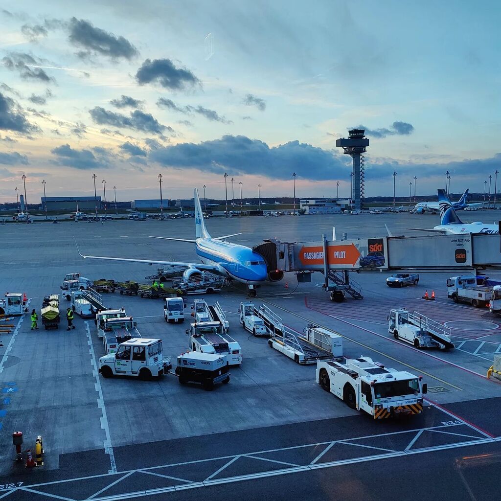 Der_MiWei's tweet photo. Endlich mal wieder raus aus Deutschland 🤪

#klm #ber #holidays #outofgermany https://t.co/GJN46lkzM7 https://t.co/B61V9Lx63c