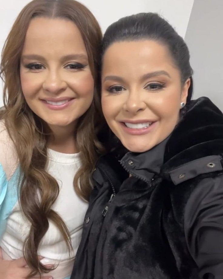 MeMreliquary's tweet photo. Transformando fotos de Maiara e Maraisa em capas de séries da Disney - a tread  ✨️ https://t.co/F2SkYAaTnY
