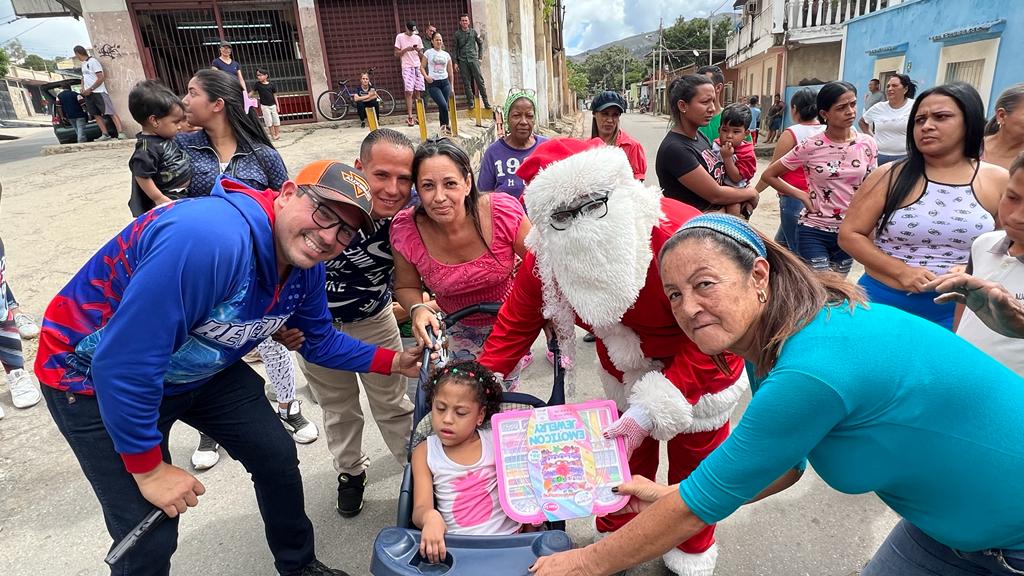 #27Dic #TradicionesYAlegrías El pasado #24Dic recorrimos las calles de #Revenga llevando alegria a nuestros niños y niñas Gracias al Presidente <a href="/NicolasMaduro/">Nicolás Maduro</a> y La Gobernadora <a href="/Soykarinacarpio/">Karina Carpio</a> instagram.com/p/Cmm-7rhONZW/…