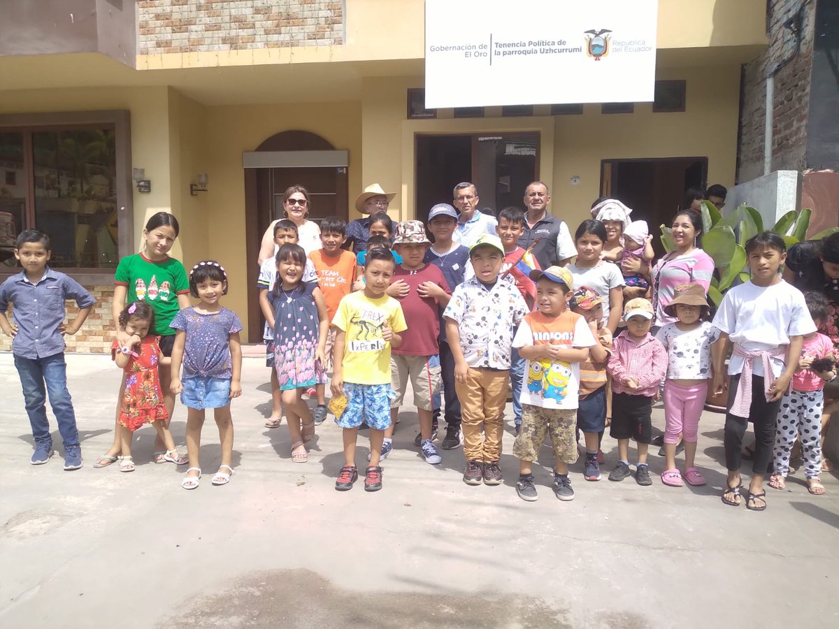 JPPasajeEC's tweet photo. #Uzhcurrumi | El teniente político Tance Farah en coordinación con el jefe político Steward Nieto y el apoyo de las directivas barriales, realizaron agasajo navideño a más de 70 niños y adultos mayores del sector.

#JuntosLoHacemosPosible #MesDeCompartir https://t.co/TE2OOeIpTS
