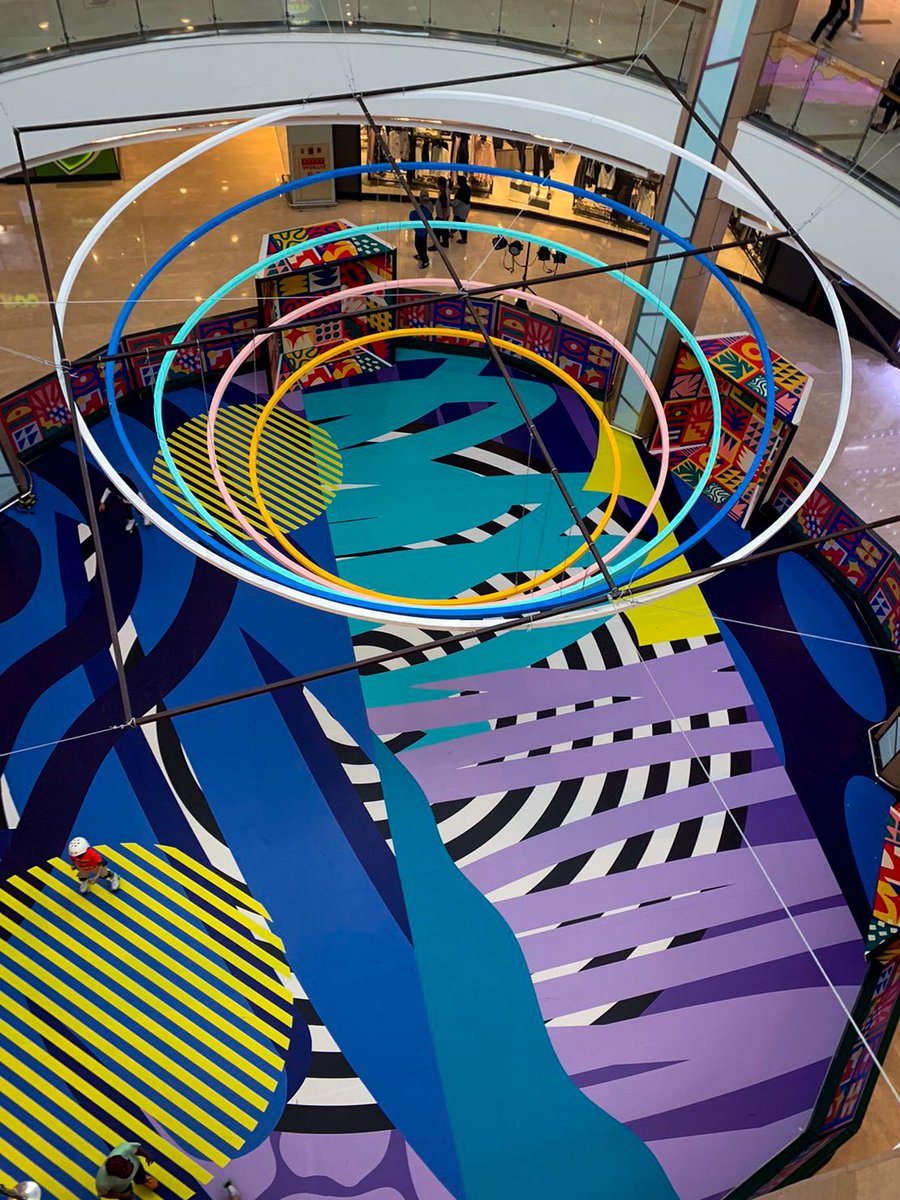 Stereoflow's tweet photo. An artwork for a roller skating rink in the middle of a mall.
#stereoflow https://t.co/enFkSx59VW