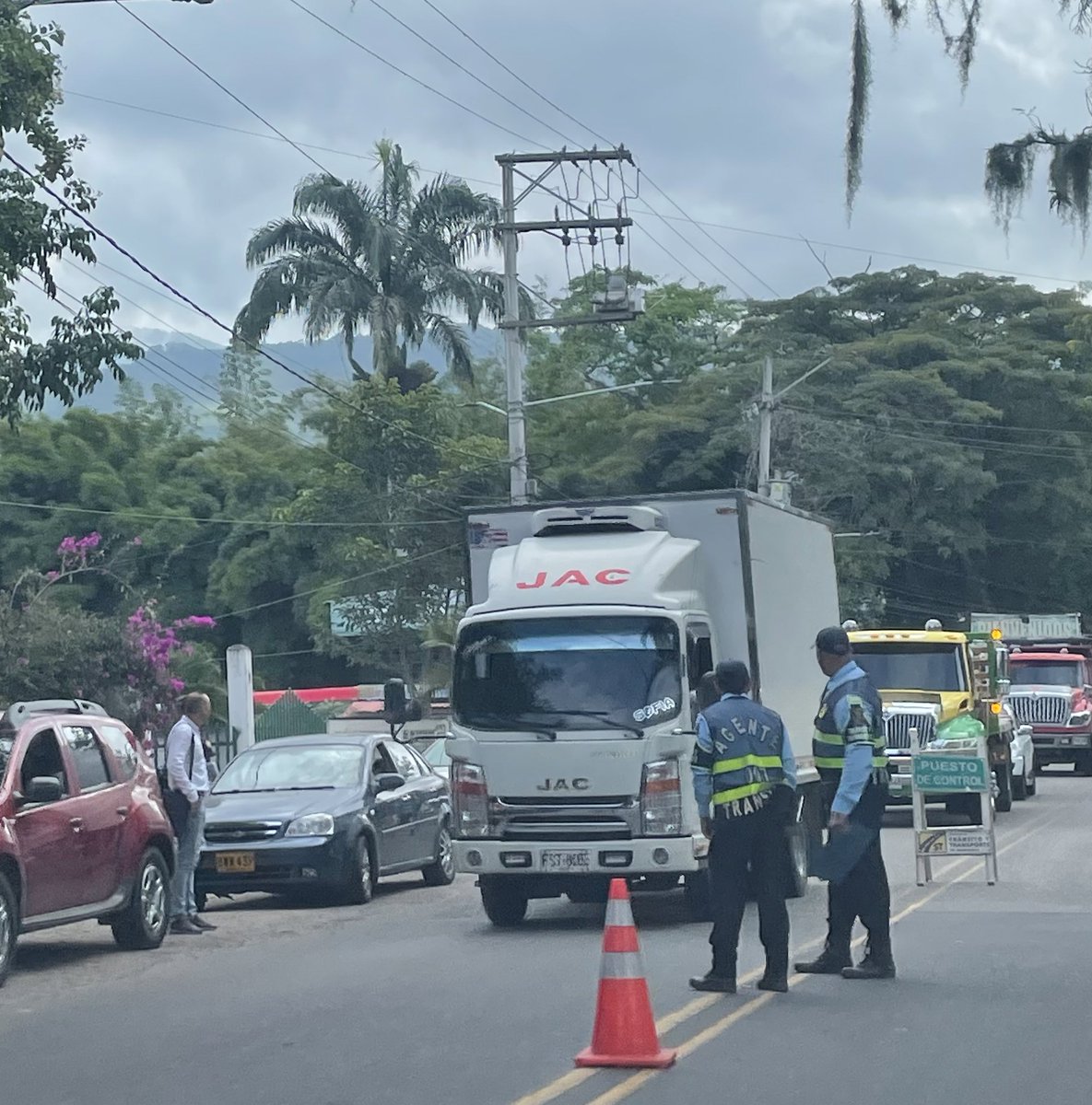 paulabolivar's tweet photo. ¿Quién controla estos falsos retenes en las carreteras de Colombia? Lo paran a uno como si fueran de tránsito y al final lo que quieren es pedir unas “donaciones” @MinTransporteCo @COL_EJERCITO @PoliciaColombia @InviasOficial 😒 https://t.co/dB3xZCng77