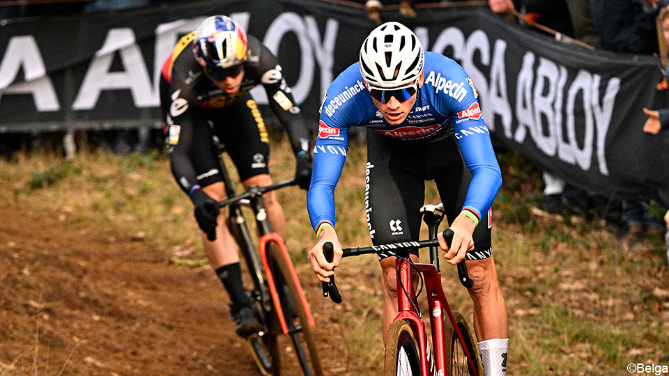 sporza_koers's tweet photo. Mathieu van der Poel verbijt teleurstelling na verloren titanenduel: "Jammer dat ik niet kon sprinten"

https://t.co/mTqGw8VTTb https://t.co/qGpbPyaile