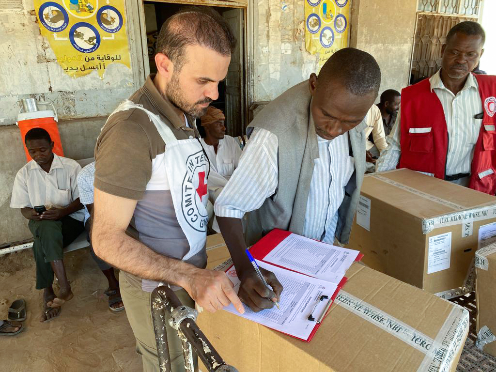 ICRC_Sudan's tweet photo. Critically injured people require quick and urgent interventions to save their lives. Therefore, the ICRC in collaboration with the @SRCS_SD trained 40 people in Basic first aid and distributed 38 first aid kits in AlRoseires and Shamar areas in Blue Nile region. https://t.co/DQiHbZ3ANh
