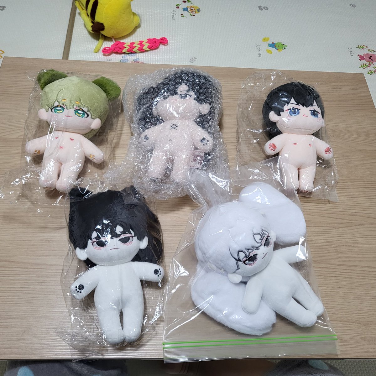 #무솜인덕장터 #무나 #하이큐
모히또 
검은솜깅이(이름기억안남)
카게야마
오묘
흰오묘
당첨자 발표는 1월1일!
참여방법 알티+마음 해주세요!
보내드리는건랜덤이며 반택비만받고보내드려요~