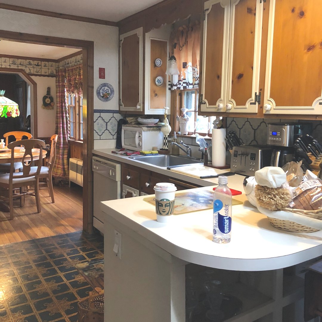Check out these jaw-dropping #beforeandafters of this typical #nanahome in #NeedhamMA. Erica and the team used tender, loving care to transform this space into a #showready space any buyer would be proud to call theirs!

#hometransformation #renovations #kitchenreno #instakitchen
