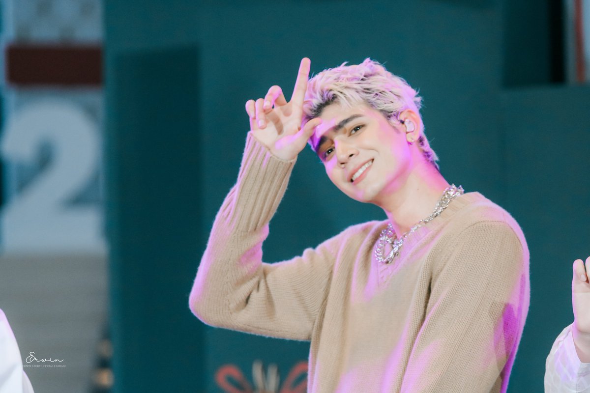 ErwinStoryy's tweet photo. 241222 • QSNCC

ความน่ารักทะลุแสงสีม่วงมาเลยครับ 😅

@Erwin_pennors 
#ErwinATLAS #ATLAS_TH
#WintercallingxATLAS https://t.co/ah9qGzUtiL