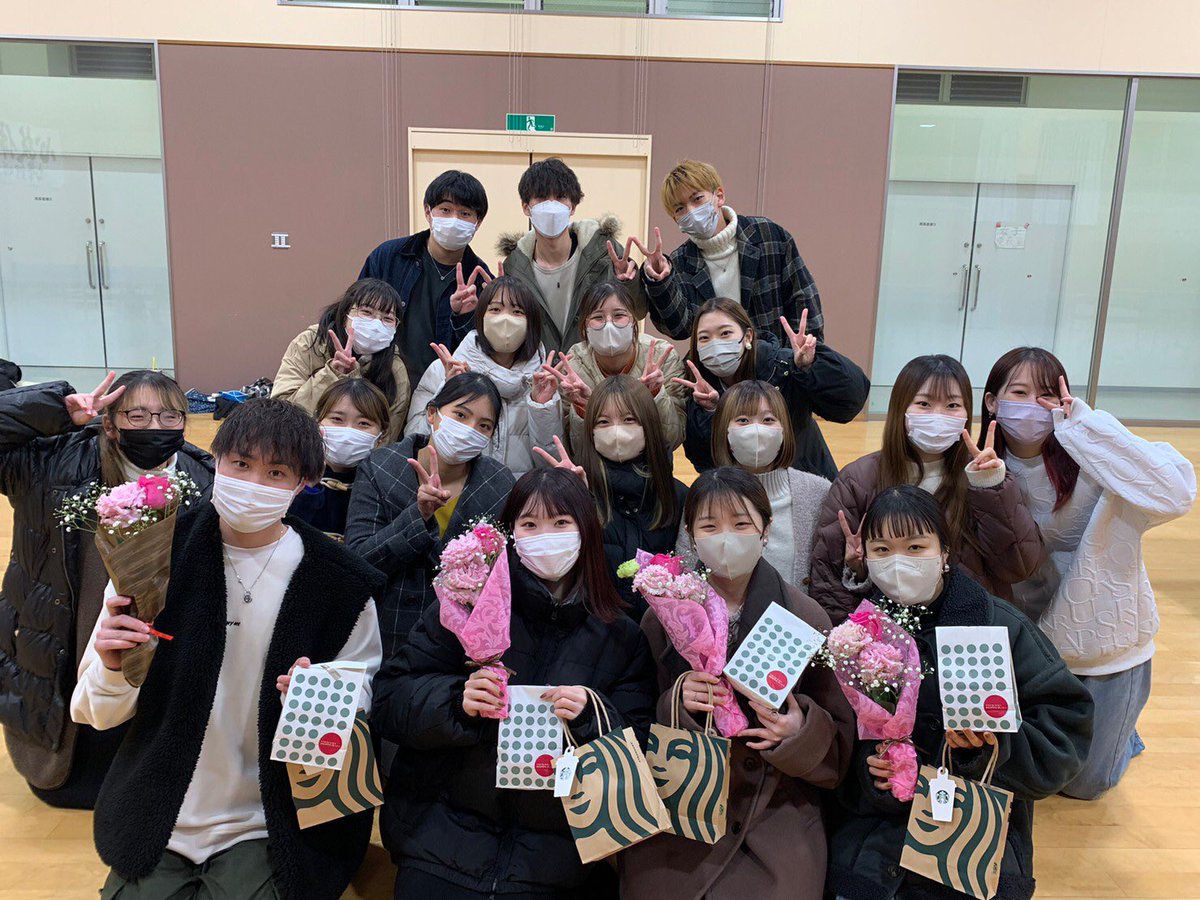 DJ_DanceClub's tweet photo. 12月22日に幹部交代式を行い、幹部が15期から16期に引き継がれました！
そしてサンタさんも突然参加してくれました🎅🏻🎄.*
花束やプレゼントありがとう！

CPがさらに盛り上がることを期待しています！頑張れ16期！！💪🔥 https://t.co/gNpOS2JqM8