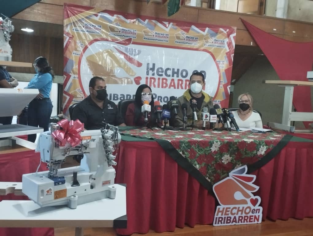 #27Dic #Ahora Alcalde <a href="/LuisJonasReyes/">Luis Jonás Reyes</a> entregará financiamientos y certificación a los trabajadores de la economía popular por haber concluido el diplomado de emprendimiento. #TradicionesYAlegrías <a href="/Iribarren_Alc/">Alcaldía de Iribarren</a> <a href="/DhelizAlvarez/">Dheliz Álvarez</a> <a href="/MinComNacional/">Ministerio de Comercio Nacional</a>