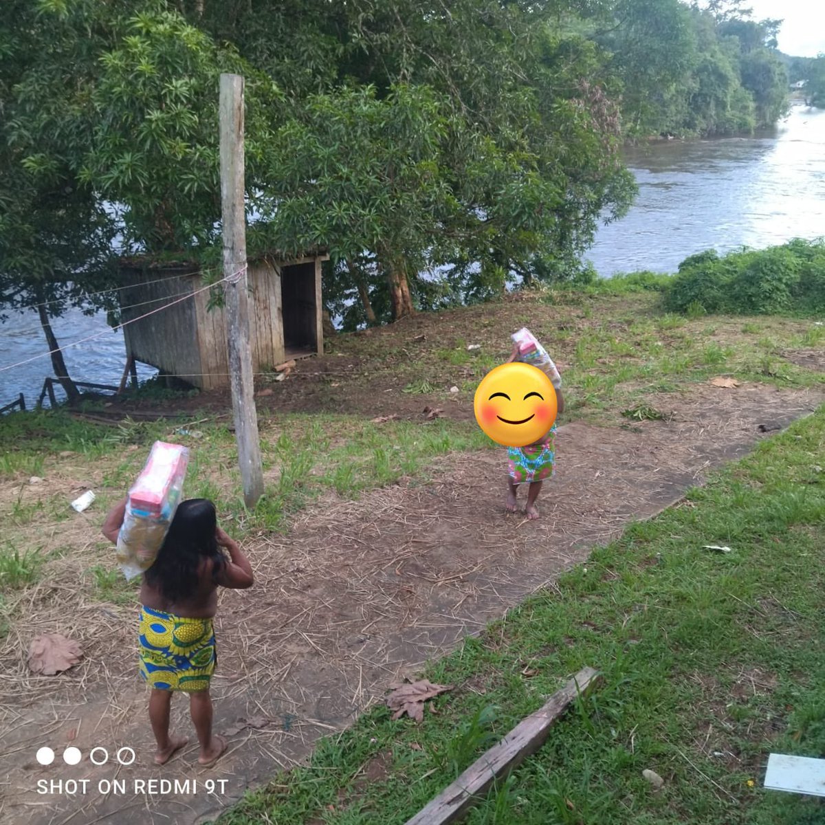 vanezasf35's tweet photo. Notre #FraterNoël a été dans les zones le plus reculées de la #Guyane.
- SGO ( #Onozo/#Savane/ #Trois-#Palétuviers)
- Camopi ( #bourg et sur le #fleuve la #Camopi) https://t.co/66WADGvZxU