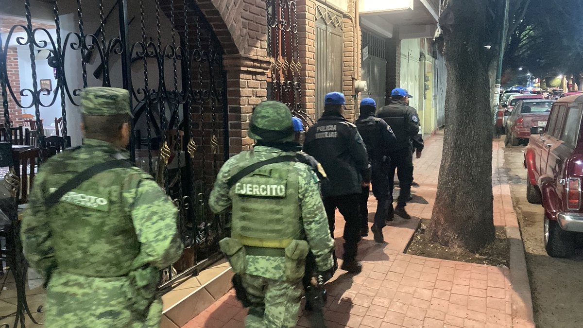 BlindarMH's tweet photo. Durante la noche, elementos de @BlindarMH, @SEDENAmx y @GN_MEXICO_ sumaron esfuerzos en el #OperativoResidenteMH para inhibir los actos delictivos en las col. #TorreBlanca y #ModeloPensil en @AlcaldiaMHmx.
Todos los días trabajamos para tu tranquilidad.
@mauriciotabe @GomezZalce https://t.co/4AkwZu9CHt