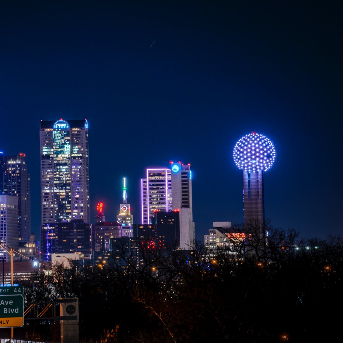TheCrowneDallas's tweet photo. Make a resolution to travel more this year! We'll be here to welcome you in when your adventures bring you to #DowntownDallas. Book your stay online at https://t.co/qIQBHZcyKY. https://t.co/zFxnLH2Ic3