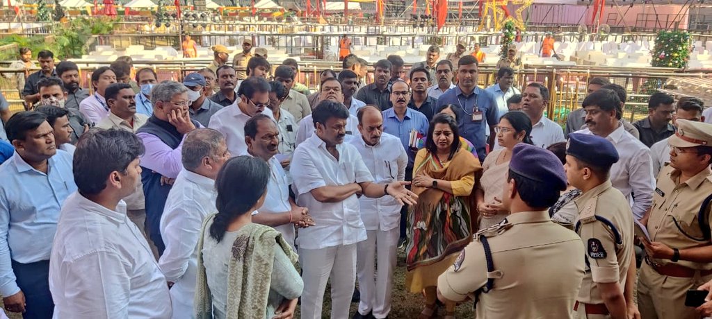 Koppulaeshwar1's tweet photo. సీఎం కేసీఆర్ ఆధ్వర్యంలో బుధవారం ఎల్బీ స్టేడియంలో జరిగ��� క్రిస్మస్ విందు ఏర్పాట్లను సహచర మంత్రులు @YadavTalasani @mahmoodalitrs పరిశీలించడం జరిగింది. @BRSparty @KTRTRS @TelanganaCMO @TSwithKCR https://t.co/NmksVeiuPM