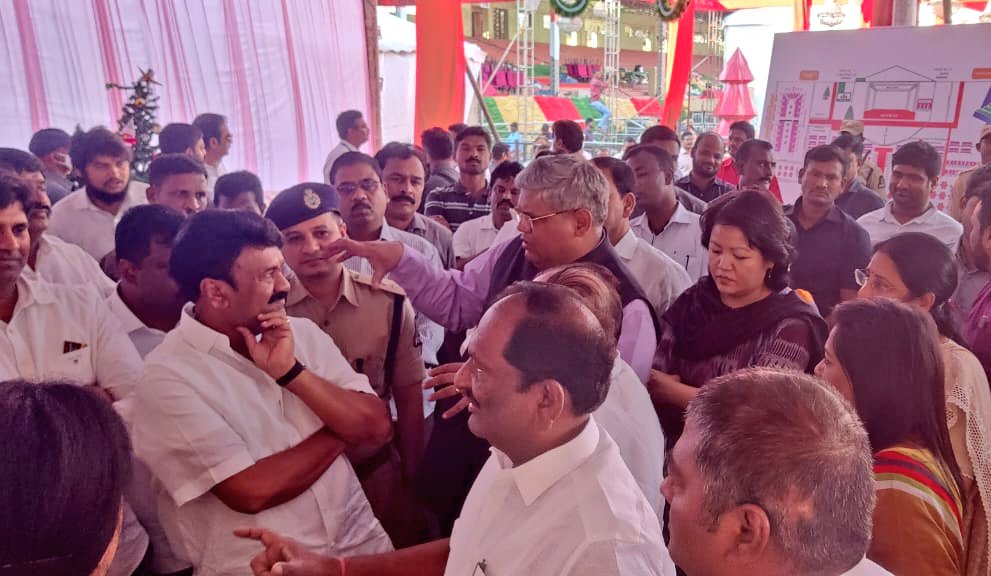 Koppulaeshwar1's tweet photo. సీఎం కేసీఆర్ ఆధ్వర్యంలో బుధవారం ఎల్బీ స్టేడియంలో జరిగ��� క్రిస్మస్ విందు ఏర్పాట్లను సహచర మంత్రులు @YadavTalasani @mahmoodalitrs పరిశీలించడం జరిగింది. @BRSparty @KTRTRS @TelanganaCMO @TSwithKCR https://t.co/NmksVeiuPM