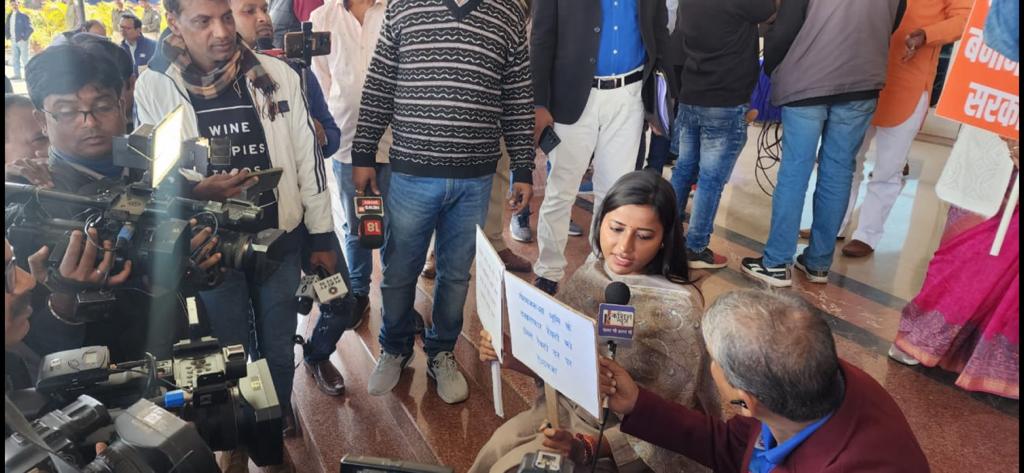 AmbaPrasadINC's tweet photo. राज्य में आगामी सभी नियुक्तियों में अभ्यर्थियों को उम्र सीमा में 5 साल की छूट देने व नियोजन नीति रद्द होने पर तत्काल आवश्यक कदम उठाने की माँग के साथ विधानसभा के बाहर बैठी। https://t.co/PWcKoHUCDz