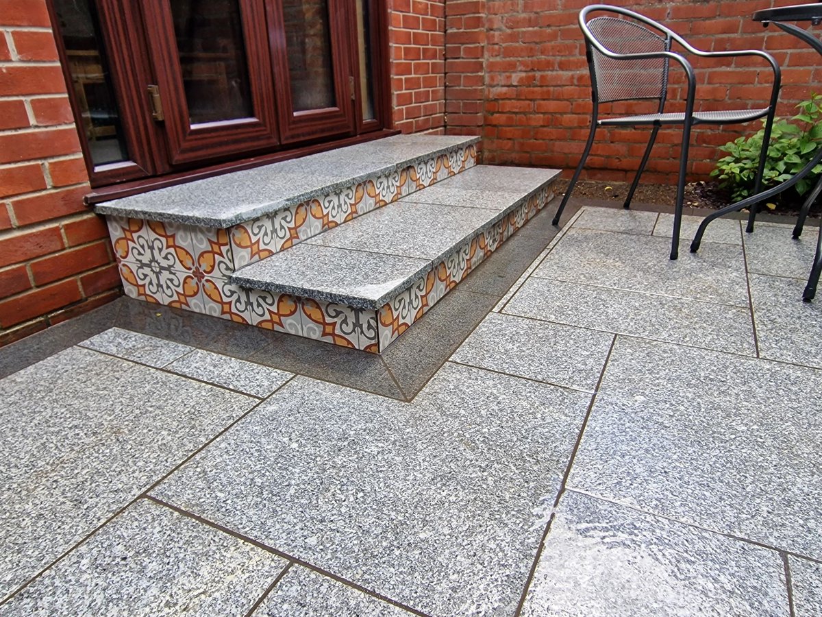 ProjectLandsca3's tweet image. Small garden makeover we created a few months ago in Thurston. We used Marshalls Granite Eclipse and Symphony Ornate to give the area a more modern look.

#granite #thurston #home