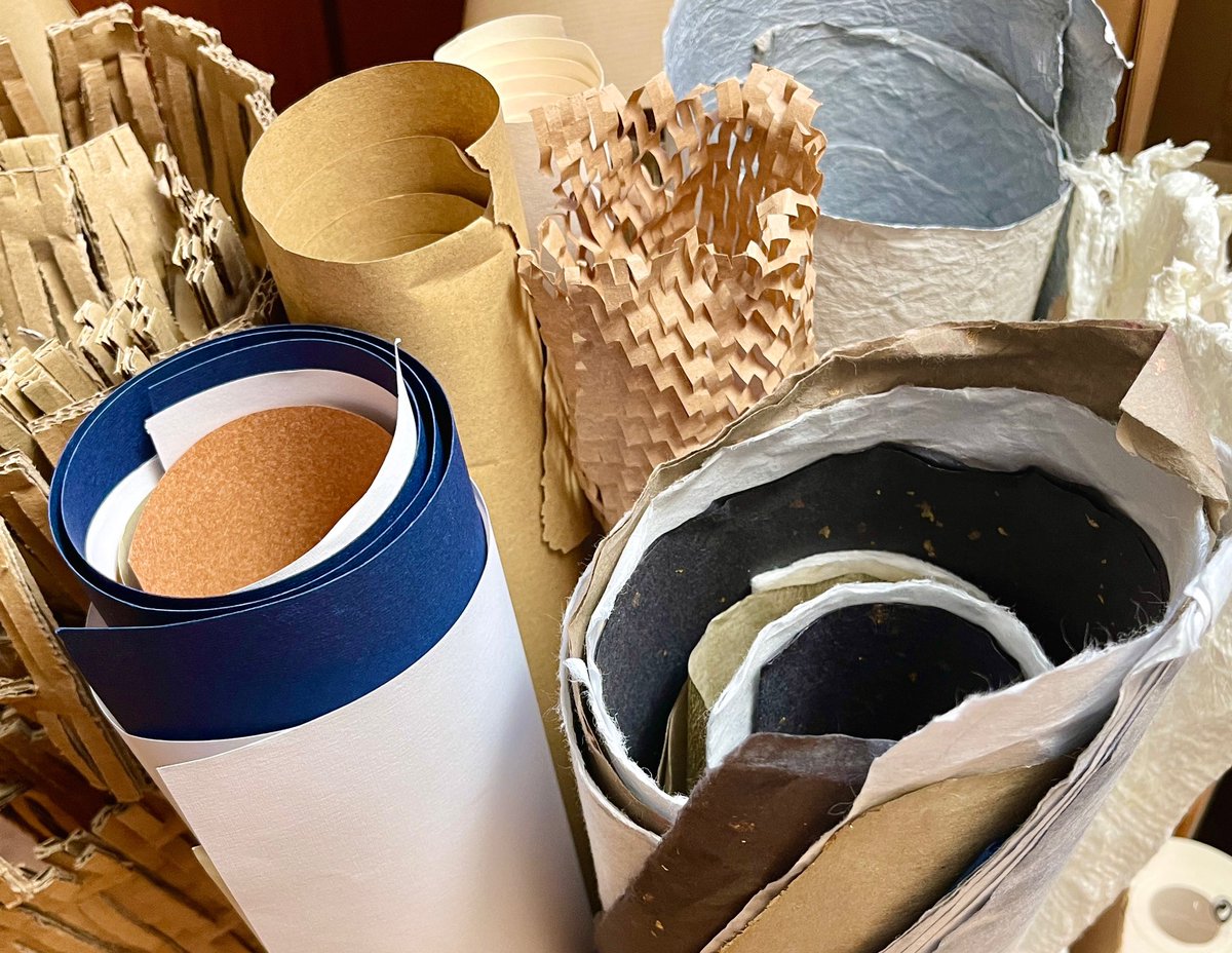 patricia_maseda's tweet photo. El #paper és l’element essencial dels #volumsimaginaris .
Aquest material d’#art, aparentment fràgil, permet el modelatge d’unes formes que sorgeixen dels plecs i del joc de llums i ombres, per revelar cada #escultura com un model únic. 
~
#procescreatiu 
#paperart #paperartist https://t.co/FXa0eGjmQs