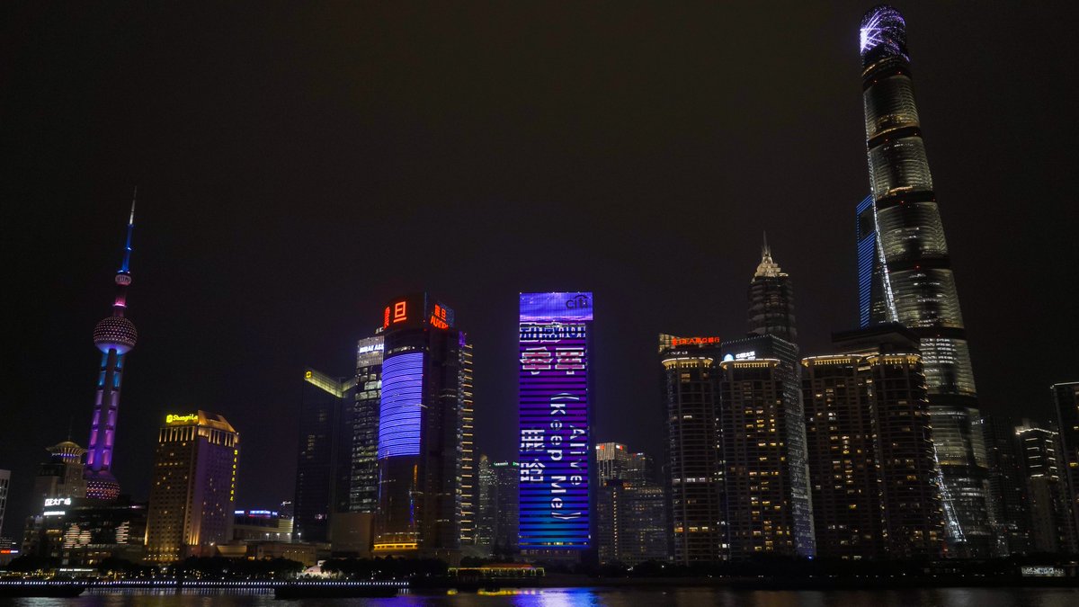 lu01042012's tweet photo. #LuHan's "Keep Me Alive" is in lights on the Shanghai Citigroup Tower #LuHanKeepMeAlive
cr:动感101, 小晗超级可爱啊 https://t.co/e1HIl2arnF