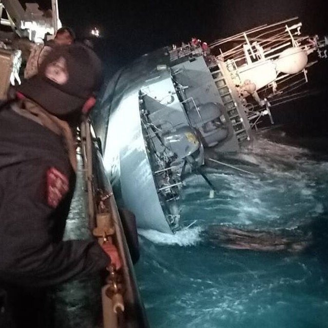 ThaiNewsReports's tweet photo. 🇹🇭 THAI NEWS REPORTS: The Royal Thai Navy has just announced that one of the survivors that was rescued today has died. Out of the 105 sailors onboard, 81 have been found and they are looking for a further 24. The death toll is now five.

 #เรือหลวงสุโขทัย #Thailand https://t.co/8pAYWxJAur
