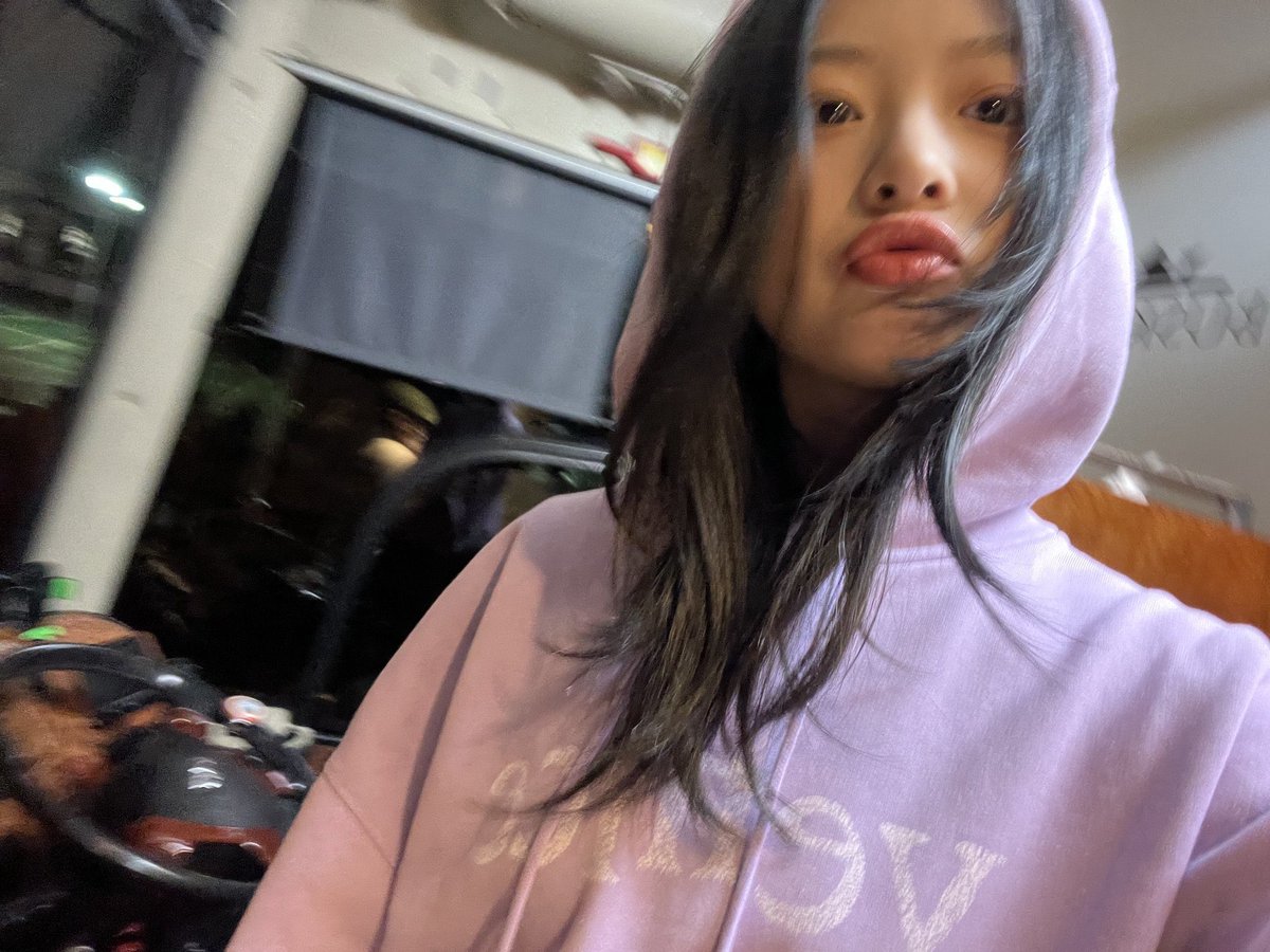 hxnnipham's tweet photo. hi all? gue hanni 👋🏻 https://t.co/tIV2yYn7xn