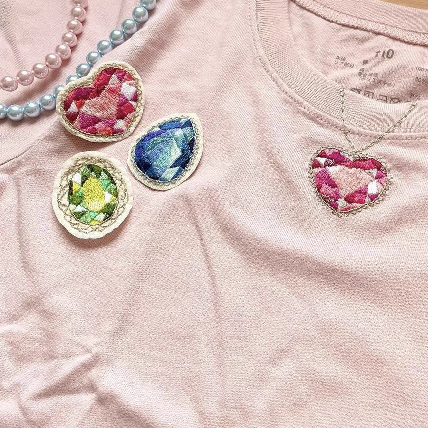 安全な子どものオシャレ！刺繍のネックレスがとても素敵！