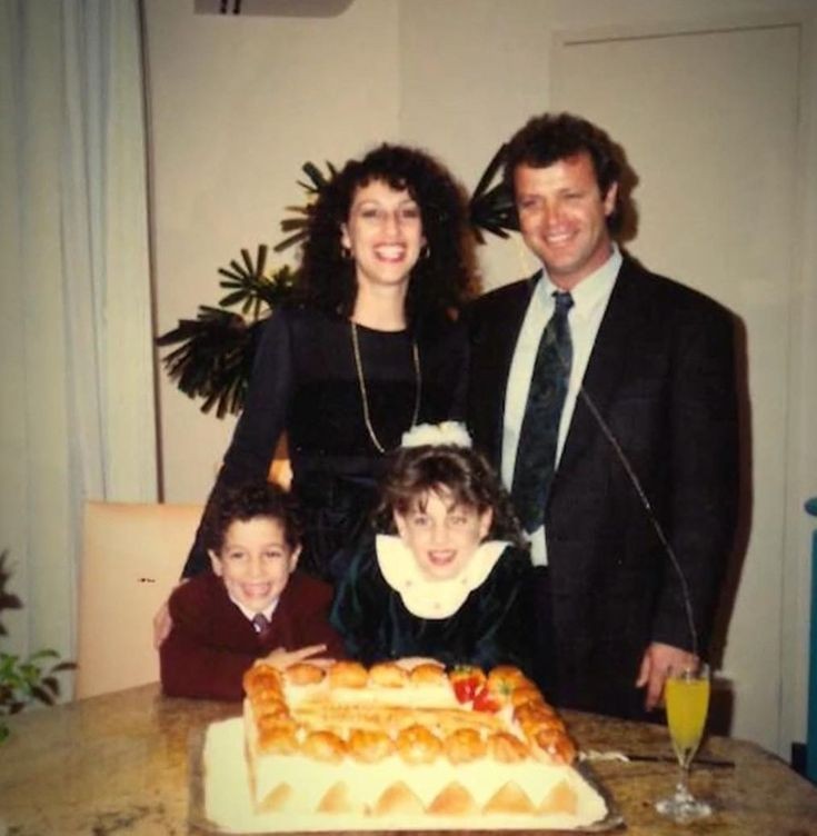 ricciardosbabe's tweet photo. Ricciardo family portrait 📸 https://t.co/SHojFywCME