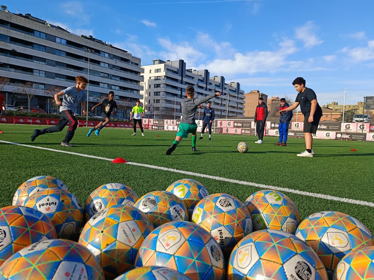 UECPNOLLEIDA's tweet photo. Continuem apostant pels valors de l'esport dins del currículum formatiu que es treballa a la UEC a través de la segona jornada a l'Atlètic Lleida.  #atleticlleida #escoladevalors #valorsesportius @educaciocat @atletic_lleida @prosecpromotora https://t.co/05305m4oqT