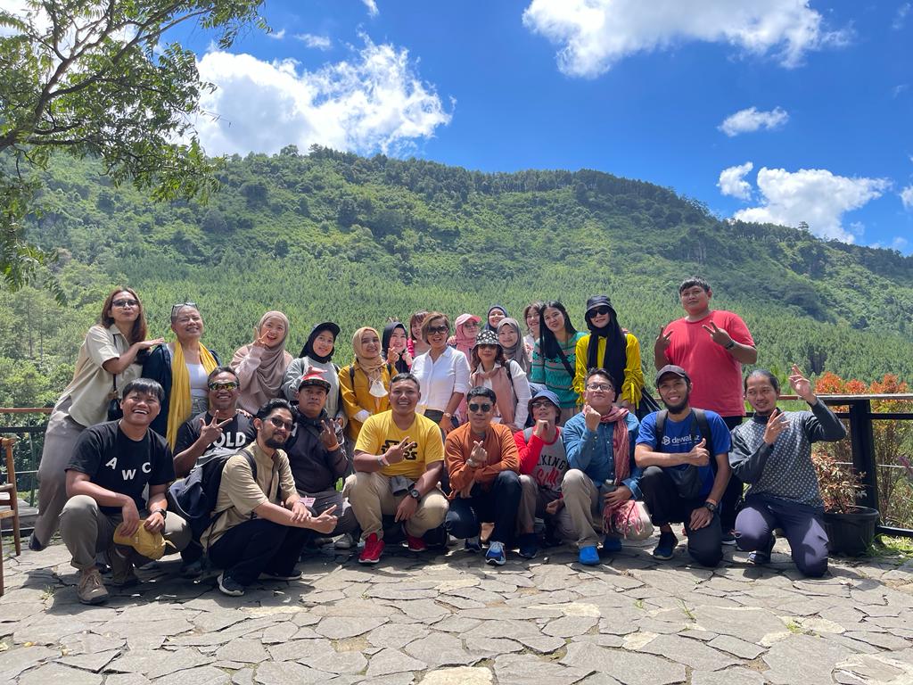 kangsonih7's tweet photo. Para Blogger kali ini sedang berwisata di The Lodge Maribaya, tempat wisata yang seru dan edukatif kebanggaannya Jawa Barat π€©.
#TheLodgeMaribaya
#FairyGarden
#SmilingWestJava
#BloggerBandung https://t.co/epLZls9To1