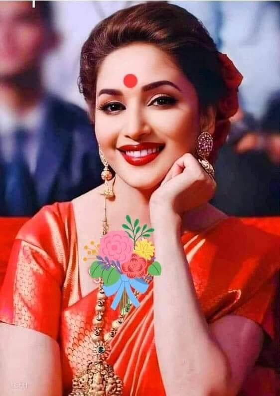 madhuridixitt's tweet photo. Beautiful Queen 👸 #MadhuriDixit https://t.co/vTcyUAhxMj