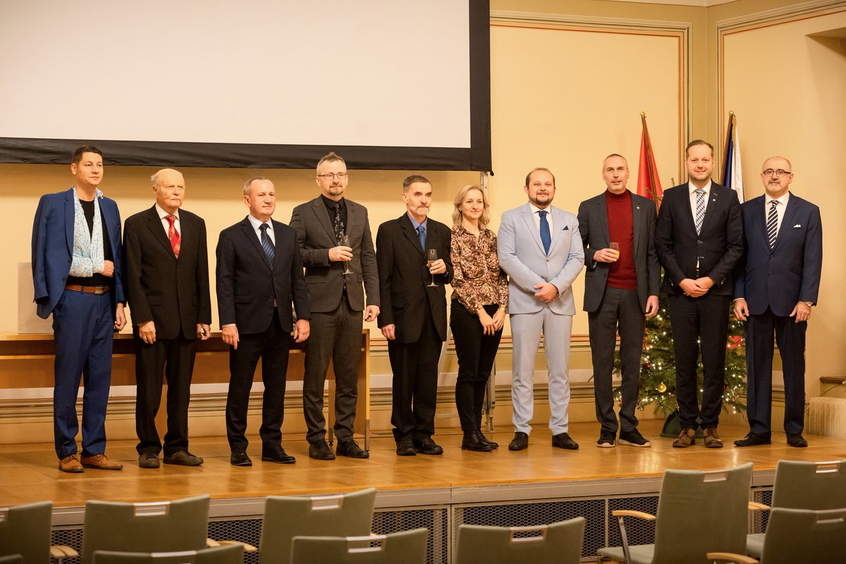 FFUPCE's tweet photo. 🏆Archeolog Jan Frolík a jeho kolega Jiří Šindelář byli oceněni čestným uznáním město Pardubice. Čestná uznání získali za zviditelnění města archeologickým průzkumem pernštejnsko-piastovské hrobky v kostele sv. Bartoloměje. Gratulujeme! 👏
📸Tomáš Kubelka #ffupce #archeologie https://t.co/EbtDJkLbdz