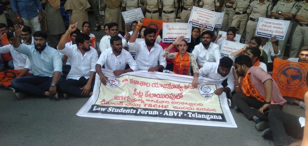 ABVPTelangana's tweet photo. ABVP తెలంగాణ లా స్టూడెంట్స్ ఫోరం ఆధ్వర్యంలో లా కళాశాల యజమాన్యాలు కోటా సీట్ల కేటాయింపులో జరుగుతున్న అవినీతిని అరికట్టాలని చర్యలు తీసుకోవాలని, యూనివర్సిటీ మెరిట్ ఆధారంగా సీట్లను భర్తీ చేయాలని డిమాండ్ చేస్తూ రాష్ట్ర ఉన్నత విద్యామండలిని #ABVP విద్యార్థి నాయకులు ముట్టడించడం జరిగింది. https://t.co/NopMK2rx7v