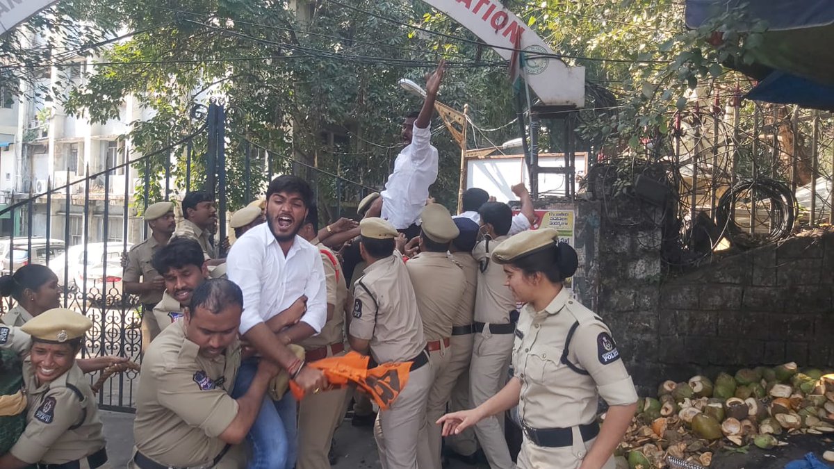 ABVPTelangana's tweet photo. ABVP తెలంగాణ లా స్టూడెంట్స్ ఫోరం ఆధ్వర్యంలో లా కళాశాల యజమాన్యాలు కోటా సీట్ల కేటాయింపులో జరుగుతున్న అవినీతిని అరికట్టాలని చర్యలు తీసుకోవాలని, యూనివర్సిటీ మెరిట్ ఆధారంగా సీట్లను భర్తీ చేయాలని డిమాండ్ చేస్తూ రాష్ట్ర ఉన్నత విద్యామండలిని #ABVP విద్యార్థి నాయకులు ముట్టడించడం జరిగింది. https://t.co/NopMK2rx7v